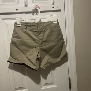 juniors dickies khaki shorts.. never been worn.. size 0